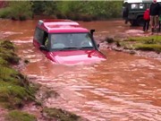 Clip: Land Rover trình diễn khả năng bơi qua hố nước sâu
