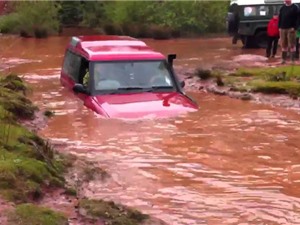 Clip: Land Rover trình diễn khả năng bơi qua hố nước sâu
