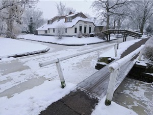 Ngôi làng chỉ xuất hiện đường đi vào mùa đông