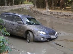 Clip: Lái xe Subaru vượt vũng bùn sâu và cái kết bất ngờ