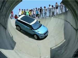 Clip: “Thót tim” với màn lái xe Range Rover Evoque qua máng trượt