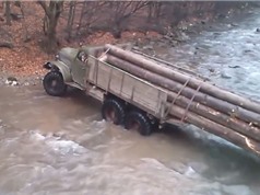 Clip: Lái xe tải chở gỗ vượt sông và cái kết khó tin