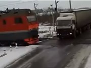 Clip: Xe tải gây tai nạn liên hoàn trên đường sắt