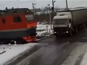 Clip: Xe tải gây tai nạn liên hoàn trên đường sắt