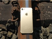 Clip: Điều gì xảy ra khi iPhone 7 bị... tàu hoả cán?