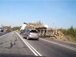 Clip: Vụ va chạm khiến xe chở gỗ lật nhào trên đường