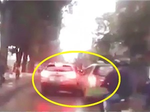 Clip: 2 ô tô chèn ép nhau như phim trên đường Hà Nội