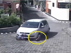 Clip: Bị xe hơi tông ngang người, bé gái vẫn đi lại bình thường