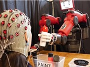Chế tạo robot có thể điều khiển bằng não người