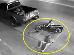 Clip: 2 thanh niên phóng xe máy đâm vào đuôi xe bán tải
