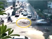 Clip: Cảnh sát giao thông gặp tai nạn bất ngờ ở Ấn Độ