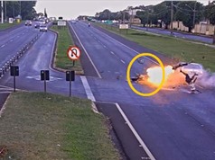 Clip: Bị ô tô đâm phải, xe máy phát nổ trên đường
