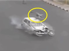 Clip: Bị ôtô tông, tài xế xe máy nhào lộn trên không