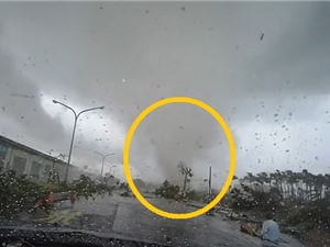 Clip: Lốc xoáy cuốn bay ô tô trên đường