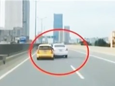 Clip: Lái xe tạt đầu “dằn mặt” đối phương trên đường Hà Nội
