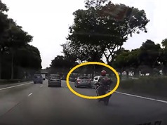 Clip: Không làm chủ được tốc độ, chiếc Mazda tông thẳng vào xe Hyundai