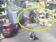 Clip: Xe container mất thắng gây tai nạn liên hoàn