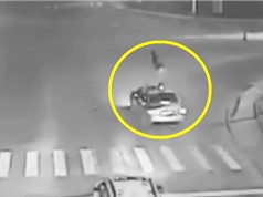Clip: Đang qua đường, người phụ nữ bị ôtô nhào lộn trên không