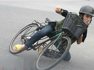 Clip: Màn đua xe đạp siêu hài hước của các “sửu nhi”