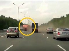 Clip: Xe bồn thủng lốp giữa đường cao tốc, gây tai nạn thảm khốc  