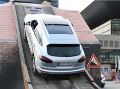 Clip: Audi Q7 và Porsche Cayenne trổ tài leo dốc đứng