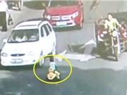 Clip: Bé trai chạy xe đồ chơi ngược chiều gây náo loạn trên đường
