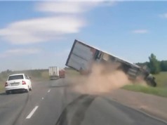 Clip: Xe container ngã nhào sau khi va chạm với xe hơi 