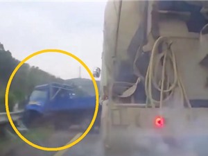Clip: Xe tải thủng lốp, bị xe trộn bê tông đâm lật nhào
