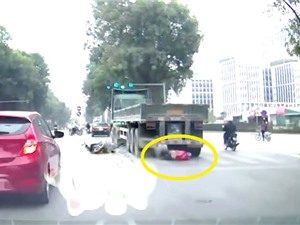 Clip: Chui gầm xe tải ở Hà Nội, người thanh niên vẫn sống sót
