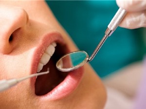 Clip: Cận cảnh quá trình rạch lợi mổ răng khôn