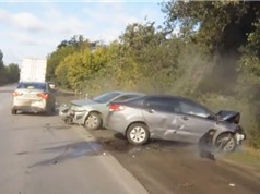 Clip: Xe hơi mất lái, gây tai nạn liên hoàn