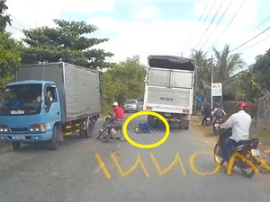 Thanh niên chui gầm xe tải ở Hà Nội, xe ben cán nát ôtô