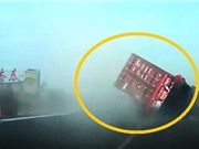 Clip: Va chạm trên đường cao tốc, xe container đè nát 2 ô tô