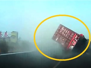 Clip: Va chạm trên đường cao tốc, xe container đè nát 2 ô tô