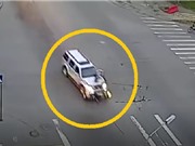 Clip: Vượt đèn đỏ, ô tô đâm trúng người chạy môtô