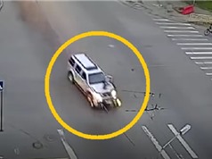 Clip: Vượt đèn đỏ, ô tô đâm trúng người chạy môtô