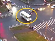 Clip: Vượt đèn đỏ, xe buýt gây tai nạn kinh hoàng	