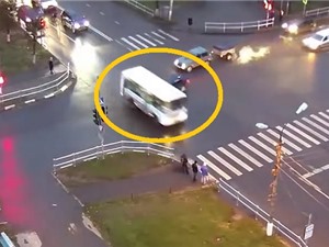 Clip: Vượt đèn đỏ, xe buýt gây tai nạn kinh hoàng	