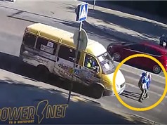 Clip: Bị ô tô đâm, người phụ nữ tử vong khi dắt con qua đường 
