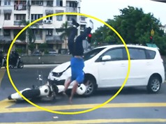 Clip: Vượt đèn đỏ, người đàn ông chạy môtô bị tông trọng thương