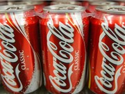 Coca-Cola cầu cứu khi phát hiện ra chất thải trong lô nước ngọt