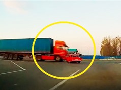 Clip: Ô tô bị xe container tông, kéo lê hàng chục mét