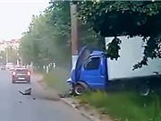 Clip: Va chạm với ôtô, xe tải tông vào cột điện