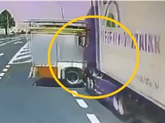 Clip: Hãi hùng cảnh xe tải đâm xe cứu hỏa