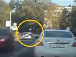 Clip: Qua đường bất cẩn, người phụ nữ bị ô tô đâm