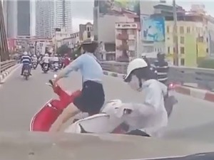 Clip: 2 cô gái suýt chết vì người đàn ông đột ngột dừng xe máy