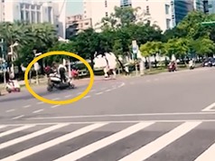 Clip: Vượt đèn đỏ, hai xe máy tông nhau nát bét