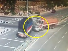 Clip: Hai chiếc xe tải tông nát xe hơi