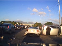 Clip: 7 xe hơi tông nhau liên hoàn trên đường cao tốc