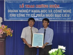 Bạc Liêu trao Giấy chứng nhận doanh nghiệp KH&CN cho Công ty cổ phần Muối Bạc Liêu